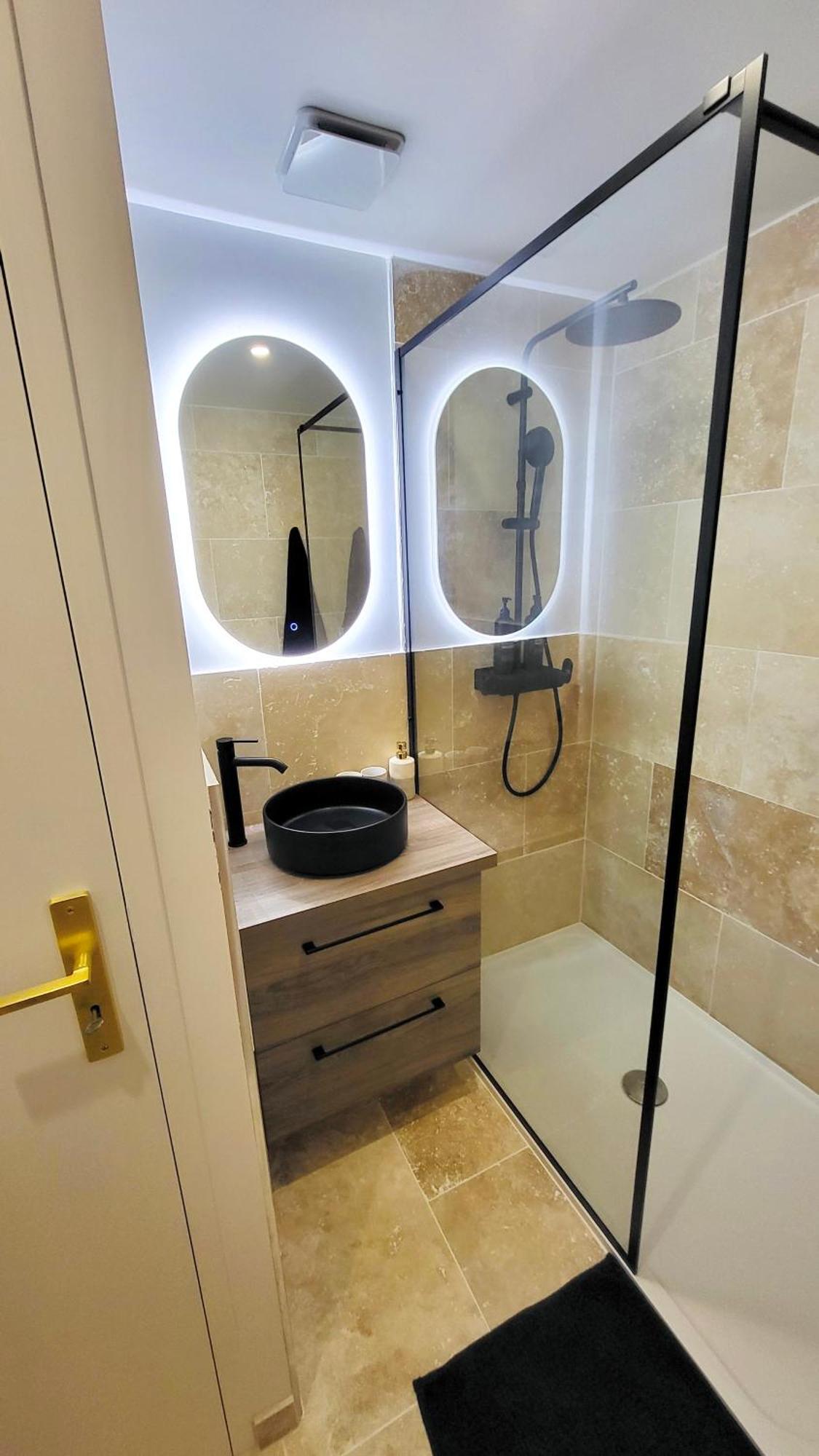 - La Suite Delos - Jacuzzi 2 Places - Centre Ville A Pied - Lit Queen Size - Parking Privee - Wifi - City Center Within Walking Distance - Quimper Luaran gambar