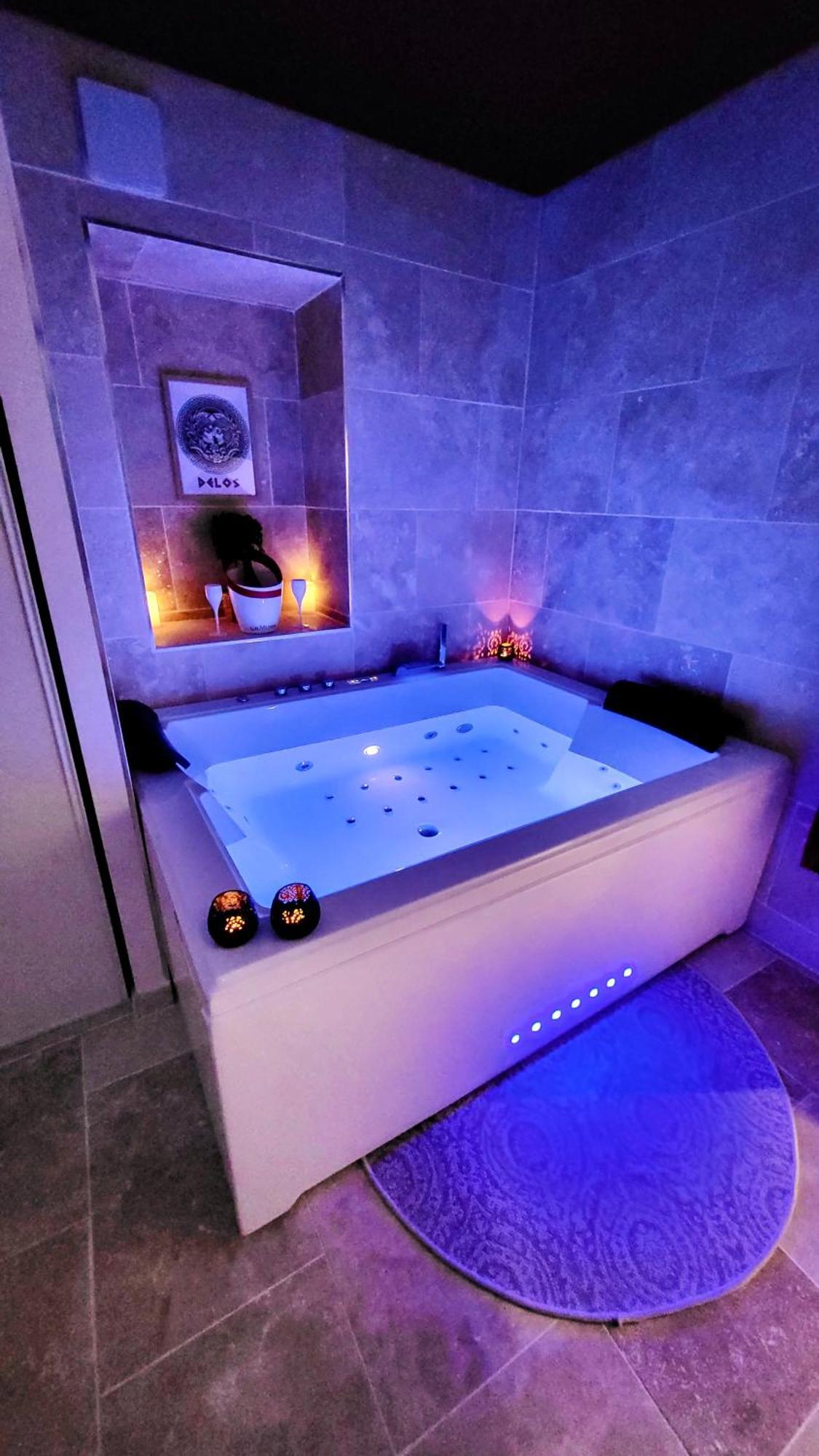 - La Suite Delos - Jacuzzi 2 Places - Centre Ville A Pied - Lit Queen Size - Parking Privee - Wifi - City Center Within Walking Distance - Quimper Luaran gambar