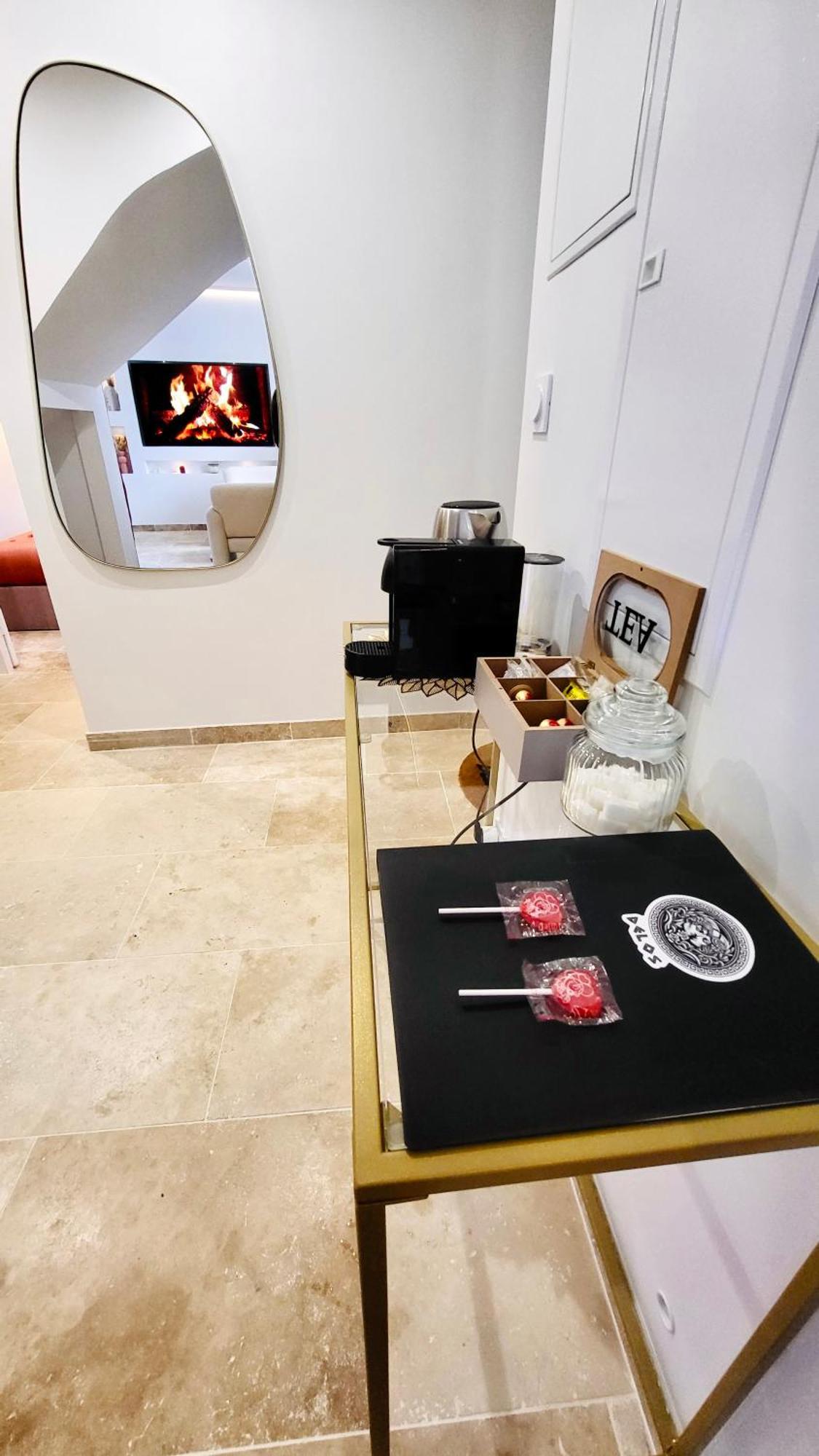 - La Suite Delos - Jacuzzi 2 Places - Centre Ville A Pied - Lit Queen Size - Parking Privee - Wifi - City Center Within Walking Distance - Quimper Luaran gambar