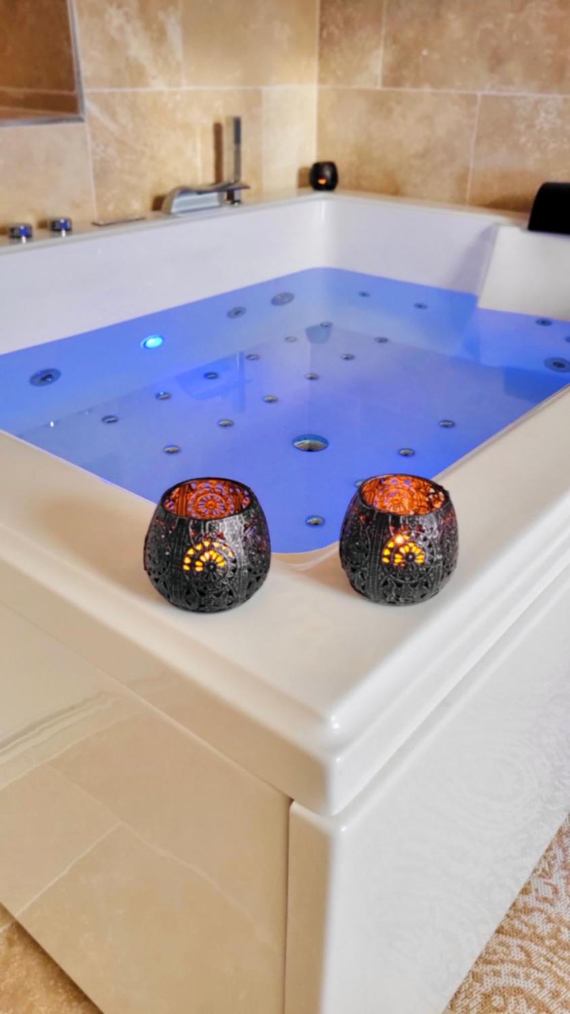 - La Suite Delos - Jacuzzi 2 Places - Centre Ville A Pied - Lit Queen Size - Parking Privee - Wifi - City Center Within Walking Distance - Quimper Luaran gambar