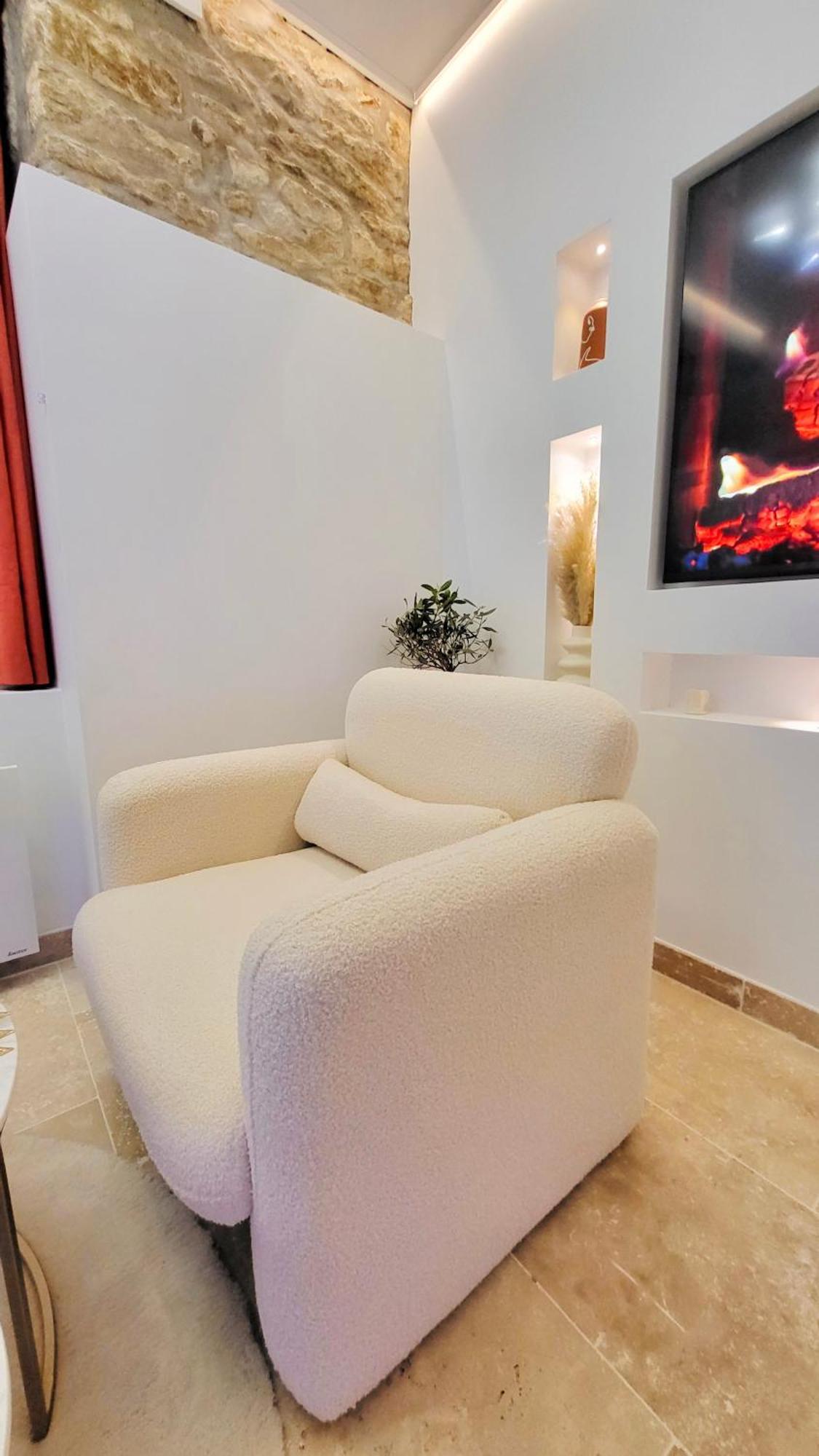 - La Suite Delos - Jacuzzi 2 Places - Centre Ville A Pied - Lit Queen Size - Parking Privee - Wifi - City Center Within Walking Distance - Quimper Luaran gambar