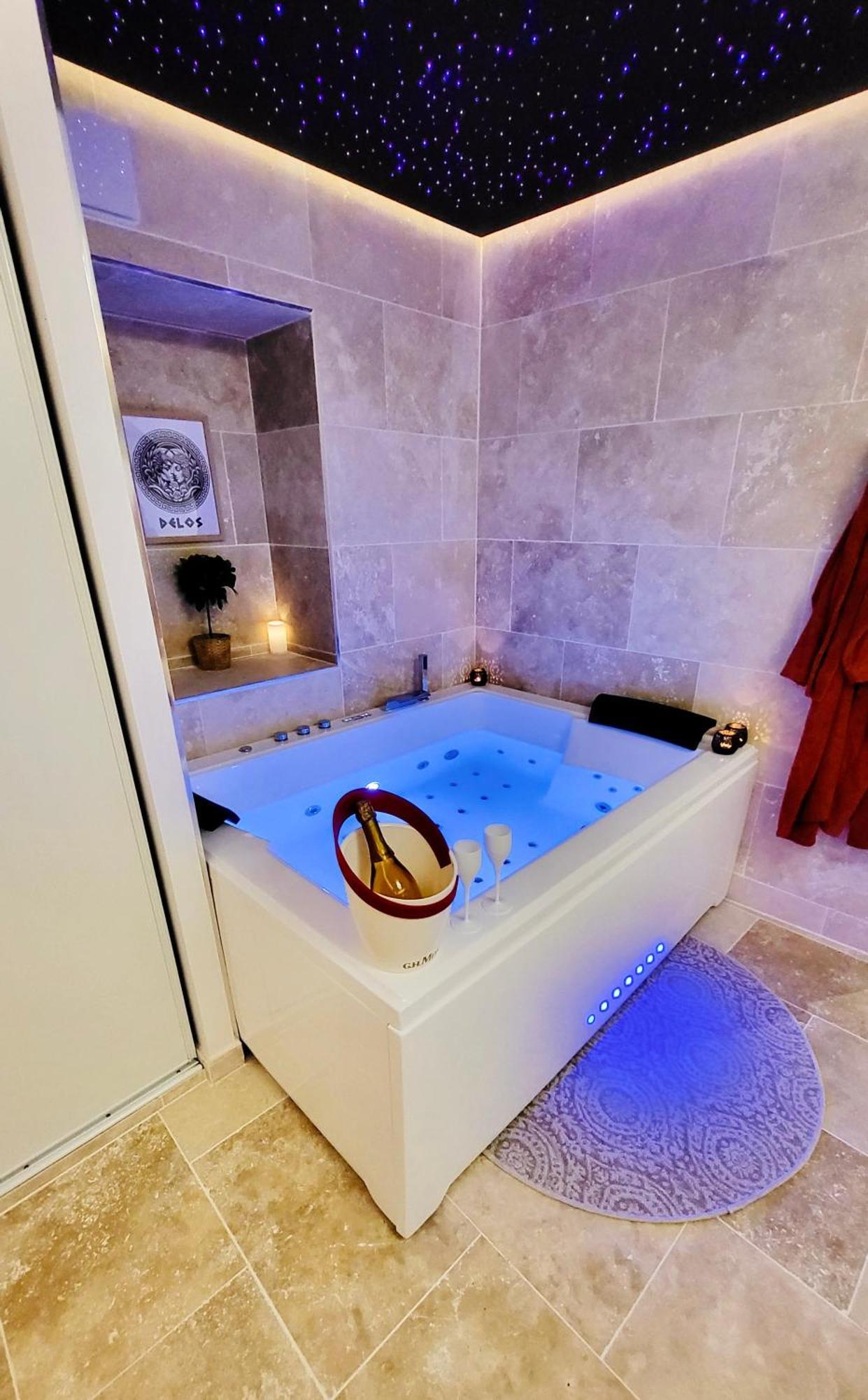 - La Suite Delos - Jacuzzi 2 Places - Centre Ville A Pied - Lit Queen Size - Parking Privee - Wifi - City Center Within Walking Distance - Quimper Luaran gambar