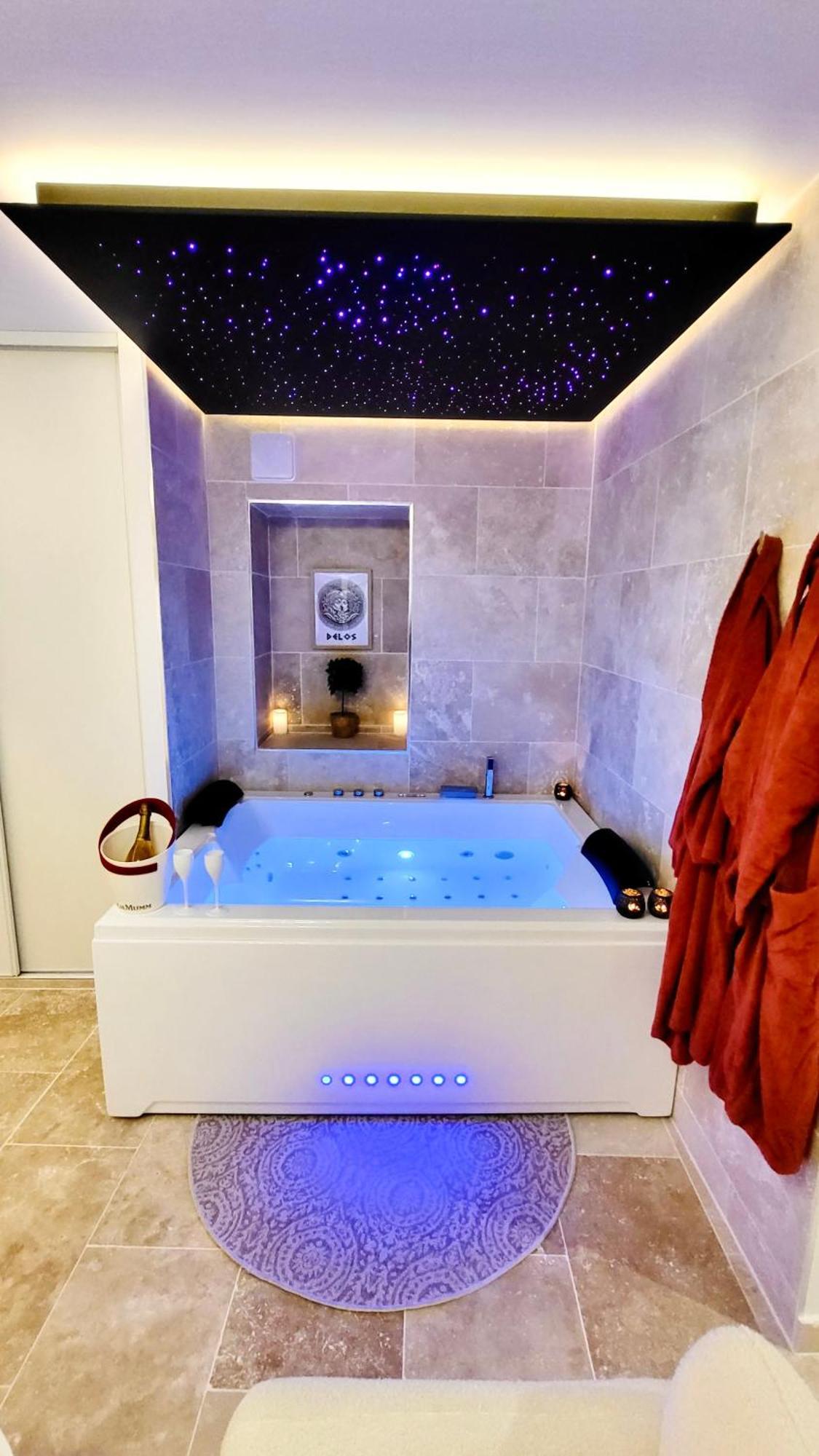 - La Suite Delos - Jacuzzi 2 Places - Centre Ville A Pied - Lit Queen Size - Parking Privee - Wifi - City Center Within Walking Distance - Quimper Luaran gambar