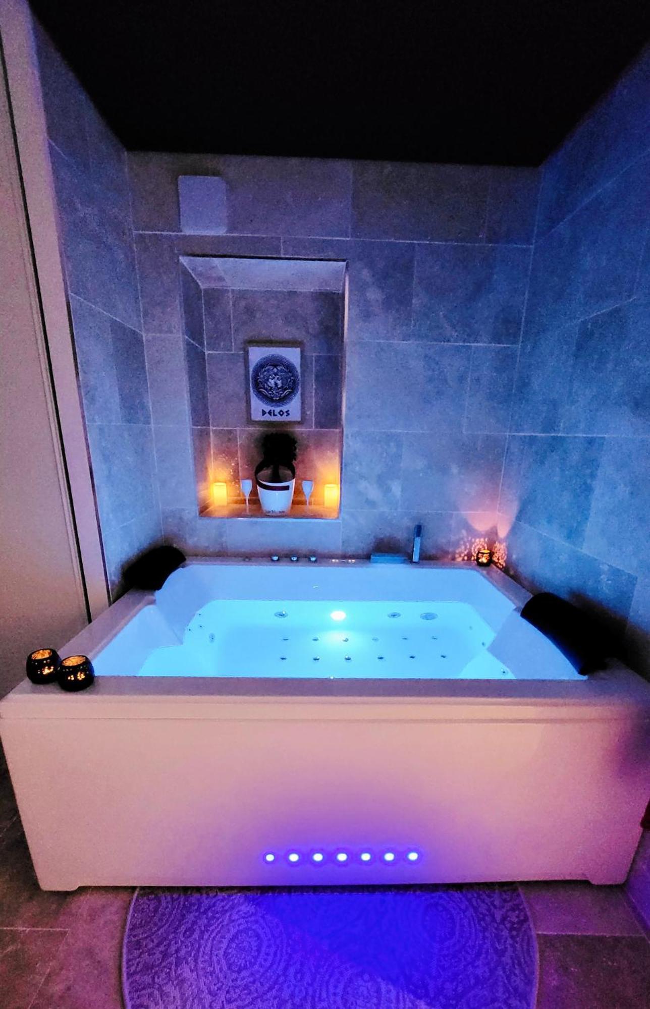 - La Suite Delos - Jacuzzi 2 Places - Centre Ville A Pied - Lit Queen Size - Parking Privee - Wifi - City Center Within Walking Distance - Quimper Luaran gambar